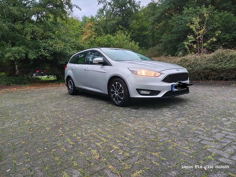 Silber Gebraucht 2015 Ford Focus Kombi | 4.700 € (Etwas zu teuer) - Bild 1/4