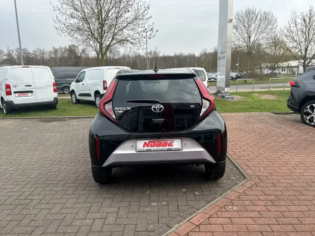 Gebraucht Toyota Aygo X Basis 72 PS (52 kW) 2024 Light purple silver / black (metallic) SUV