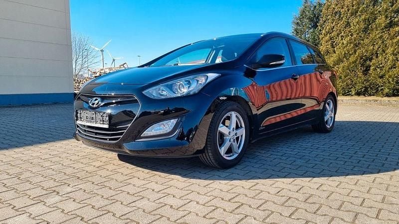 Gebraucht Hyundai i30 Trend 99 PS (72 kW) 2012 Schwarz Kombi
