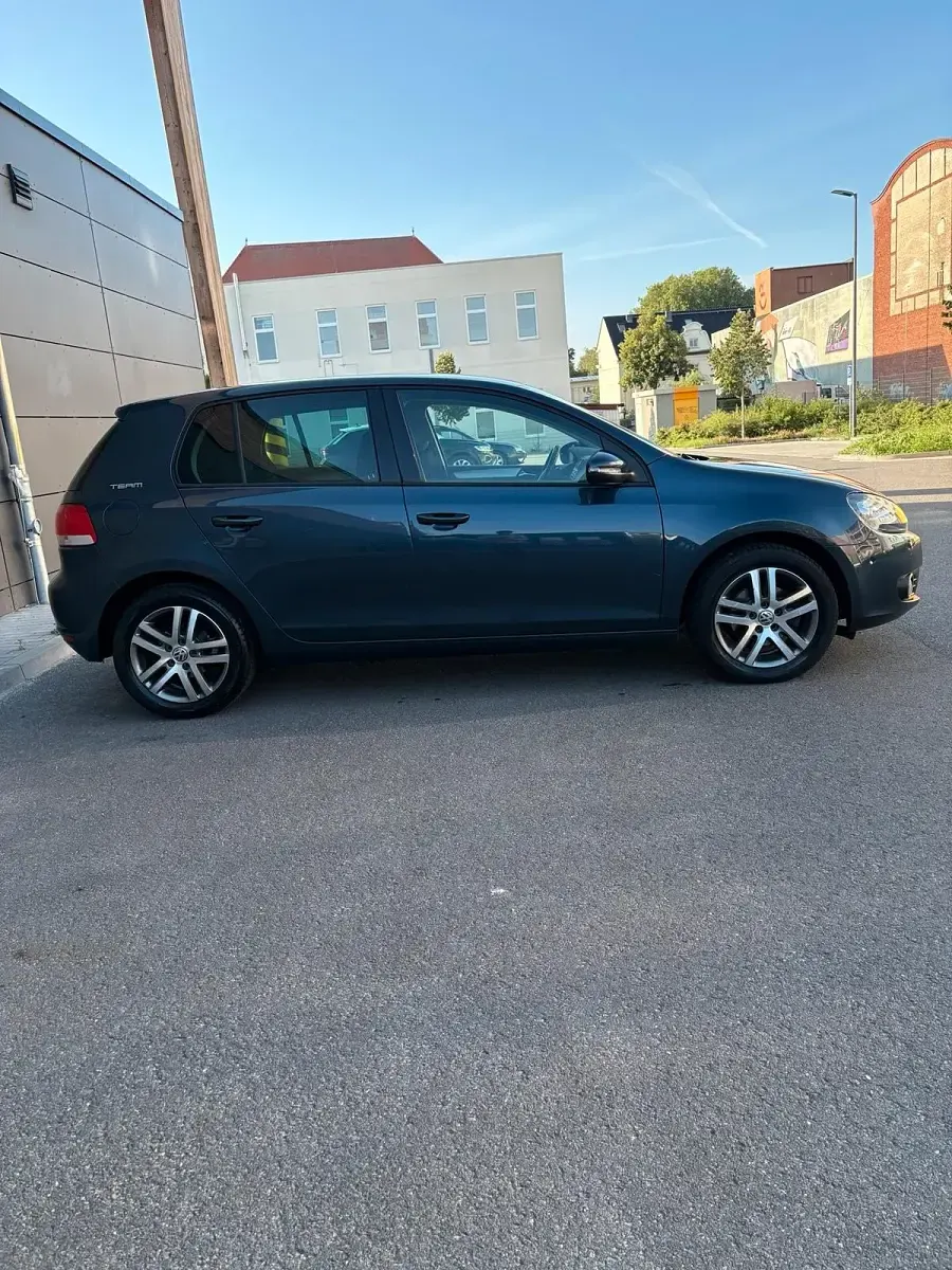 Gebraucht VW Golf VI Team 105 PS (77 kW) 2010 Blau Limousine
