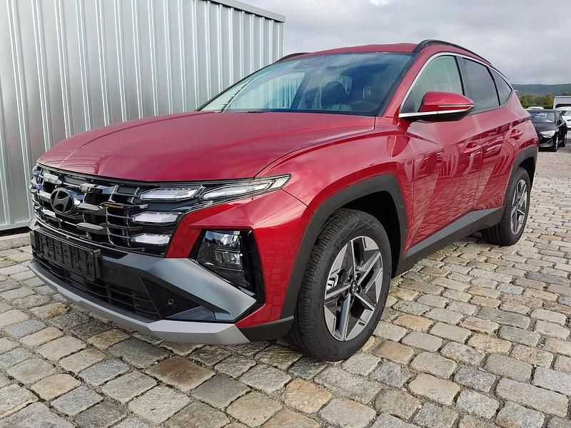 Ultimade red metallic ultimade red metallic Neu 2025 Hyundai Tucson GO! SUV | 30.559 € (Superpreis) - Bild 1/4