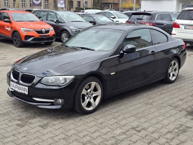 Schwarz Gebraucht 2011 BMW 320 Comfort Edition Coupé | 10.880 € (Fairer Preis) - Bild 1/4
