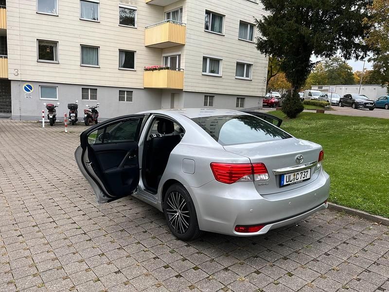 Silber Gebraucht 2012 Toyota Avensis Limousine | 9.950 € (Teuer) - Bild 1/4