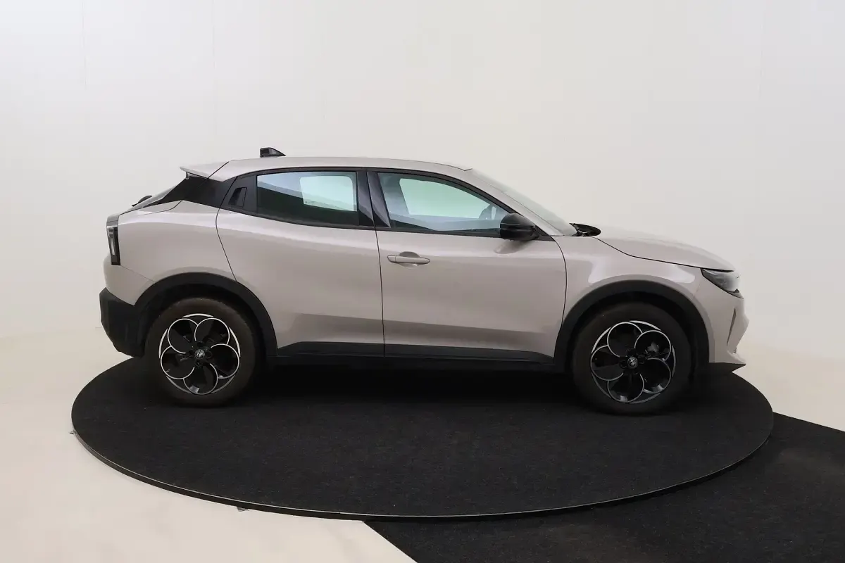 Gebraucht Alfa Romeo Junior 114 kW (156 PS) 2025 Beige (avorio galleria) SUV