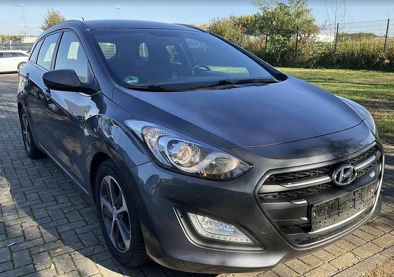 Grau Gebraucht 2015 Hyundai i30 Limousine | 7.700 € (Fairer Preis) - Bild 1/4