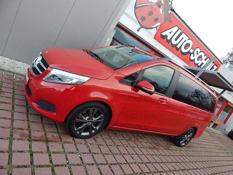 Rot Gebraucht 2017 Mercedes V220 Sport Van / Kleinbus | 32.950 € (Guter Preis) - Bild 1/4