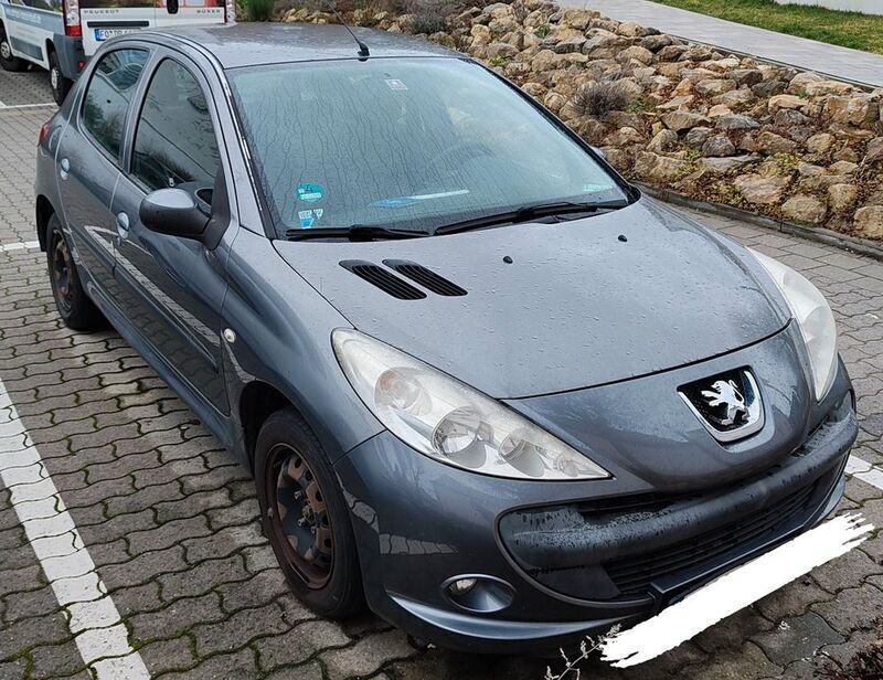 Grau Gebraucht 2010 Peugeot 206 Limousine | 2.800 € (Etwas zu teuer) - Bild 1/4