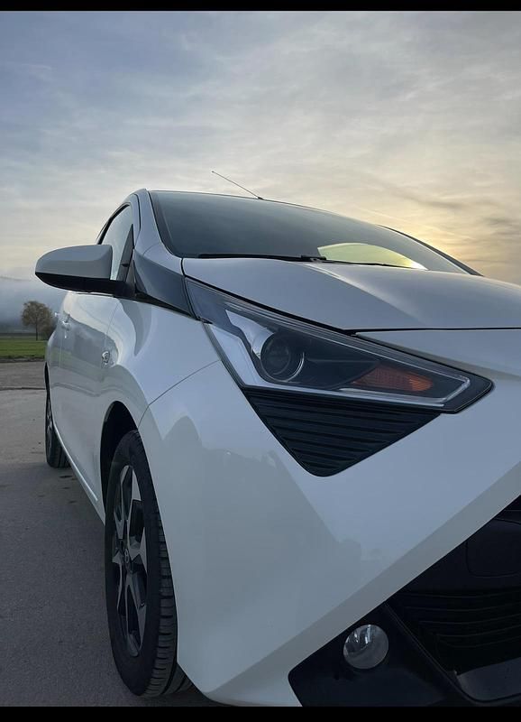 Gebraucht Toyota Aygo X-play 72 PS (52 kW) 2018 Weiß Kleinwagen
