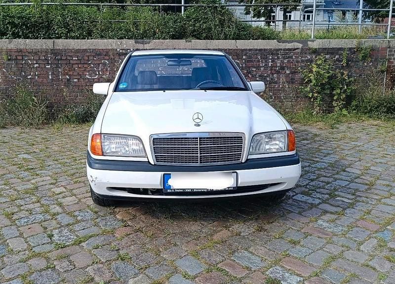 Weiß Gebraucht 1994 Mercedes C180 Limousine | 1.250 € - Bild 1/4