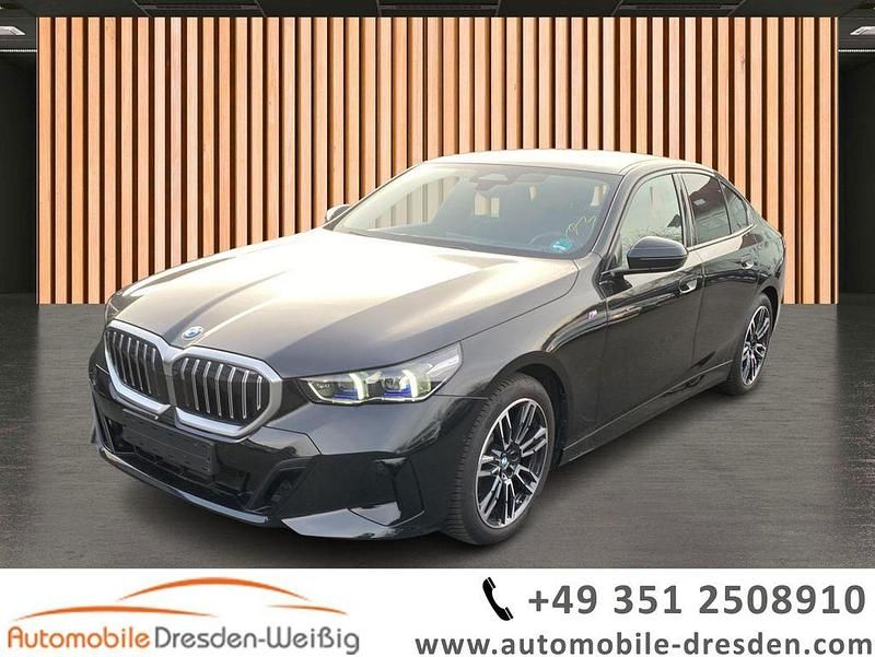 Schwarz schwarz (metallic) Gebraucht 2024 BMW 520 M Sport Limousine | 48.980 € (Fairer Preis) - Bild 1/3