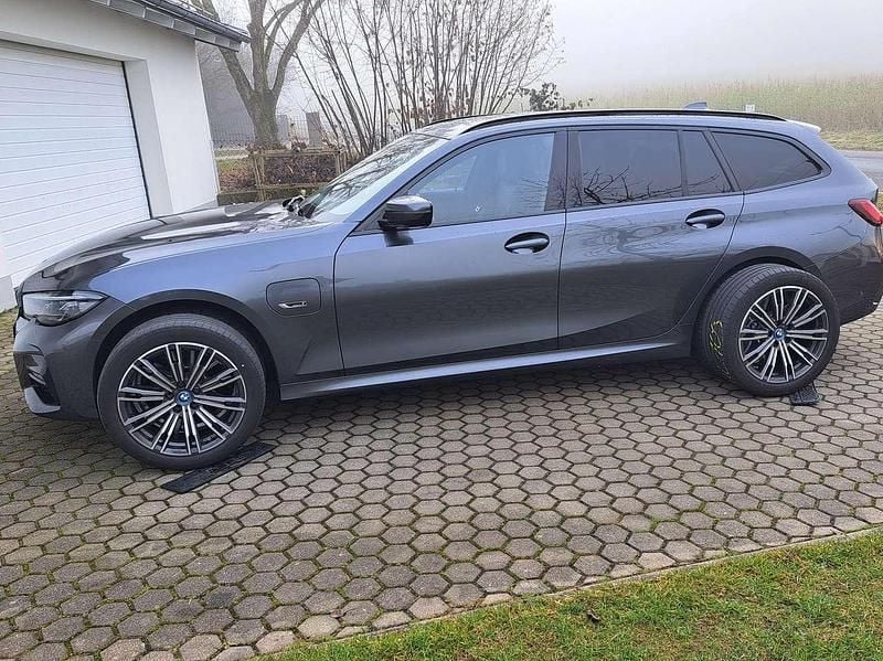 Mineralgrau Gebraucht 2022 BMW 320e M Sport Kombi | 27.900 € (Fairer Preis) - Bild 1/4