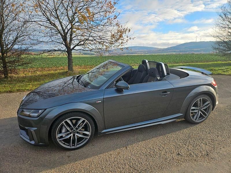 Grau Gebraucht 2019 Audi TT Roadster Ambiente Cabrio | 32.900 € (Fairer Preis) - Bild 1/4