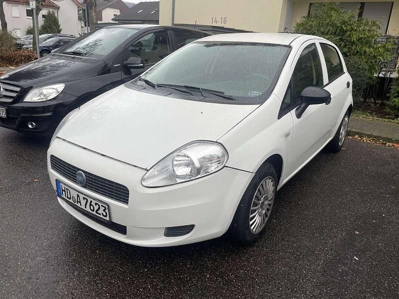 Weiß Gebraucht 2009 Fiat Punto Dynamic Limousine | 2.500 € (Etwas zu teuer) - Bild 1/4