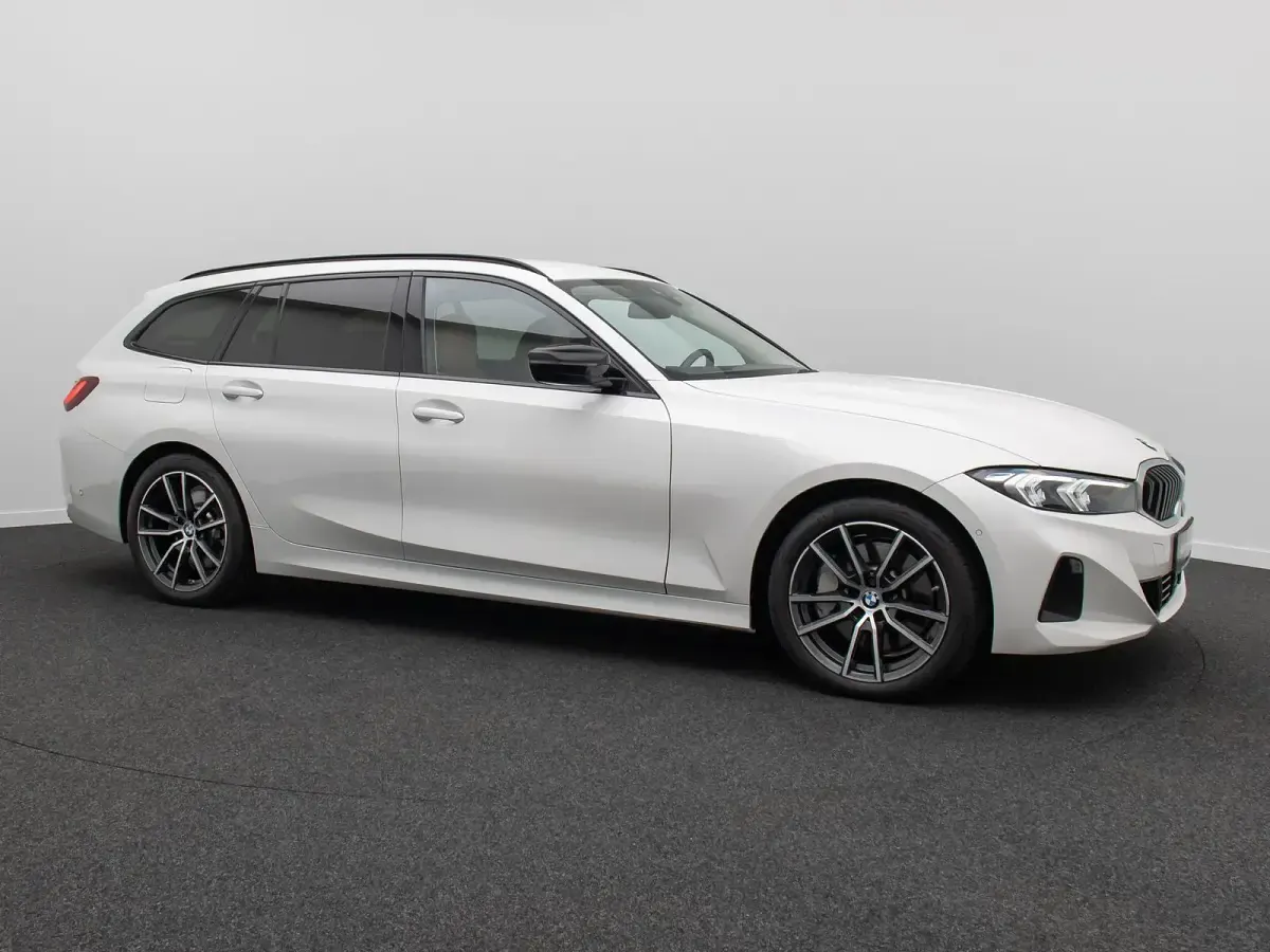 Gebraucht BMW 330 Sport Line 245 PS (180 kW) 2023 Mineralweiãa96 Kombi