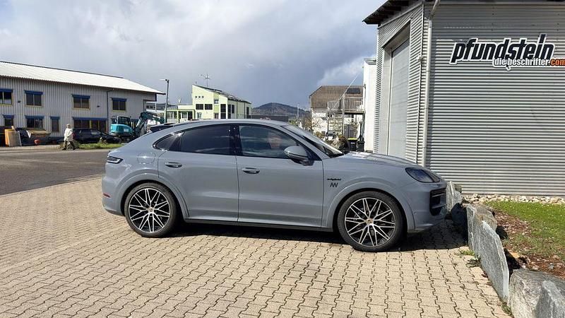 Gebraucht Porsche Cayenne 470 PS (345 kW) 2024 Grau SUV