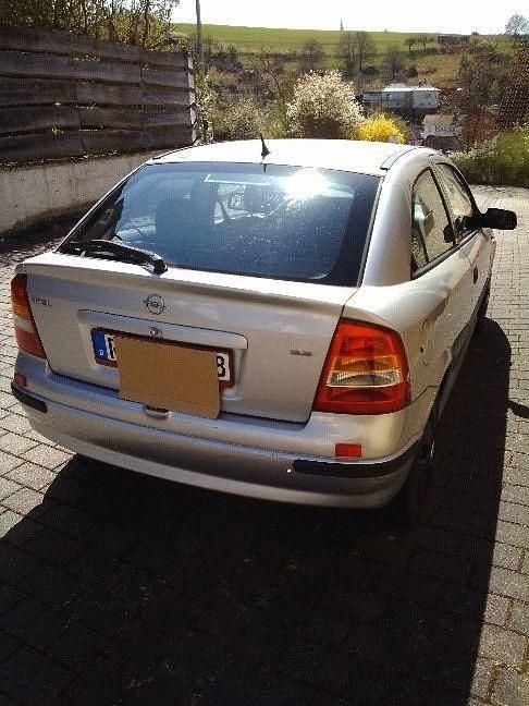 Gebraucht Opel Astra 101 PS (74 kW) 1999 Silber Limousine