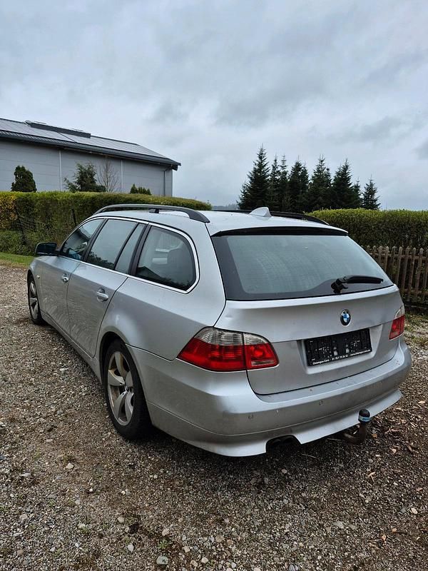 Gebraucht BMW 530 231 PS (169 kW) 2006 Silber Kombi