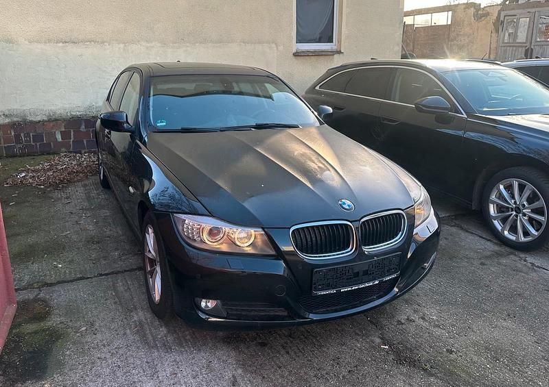 Gebraucht BMW 318 143 PS (105 kW) 2012 Schwarz Limousine