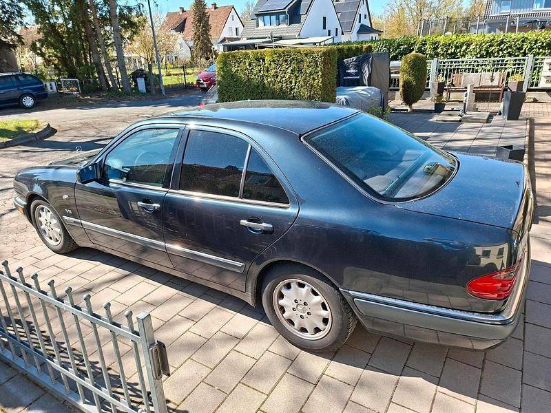 Gebraucht Mercedes E240 170 PS (125 kW) 1998 Schwarz Limousine