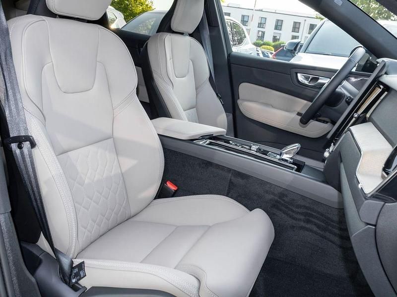 Neu Volvo XC60 Plus 310 PS (228 kW) 2025 Rot SUV