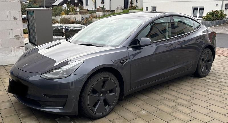 Grau Gebraucht 2021 Tesla Model 3 RWD Limousine | 21.900 € (Guter Preis) - Bild 1/4