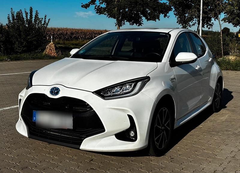 Weiß Gebraucht 2020 Toyota Yaris Hybrid Kleinwagen | 15.995 € (Fairer Preis) - Bild 1/4
