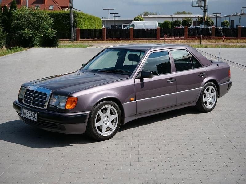 Violett Gebraucht 1991 Mercedes E500 Limousine | 47.000 € - Bild 1/4