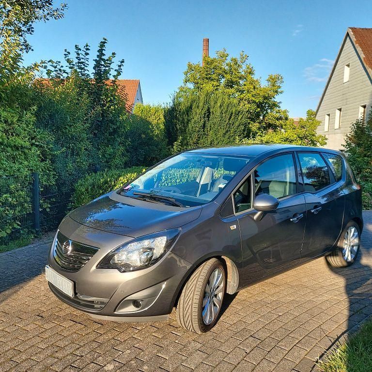 Grau Gebraucht 2012 Opel Meriva Innovation Van / Kleinbus | 9.950 € (Teuer) - Bild 1/4