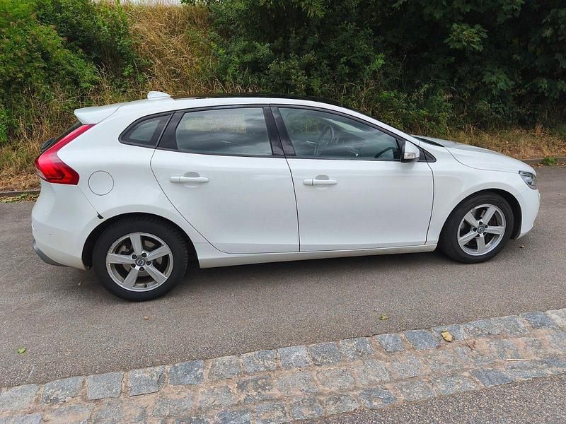 Schwarz Gebraucht 2013 Volvo V40 Kombi | 4.990 € (Fairer Preis) - Bild 1/4