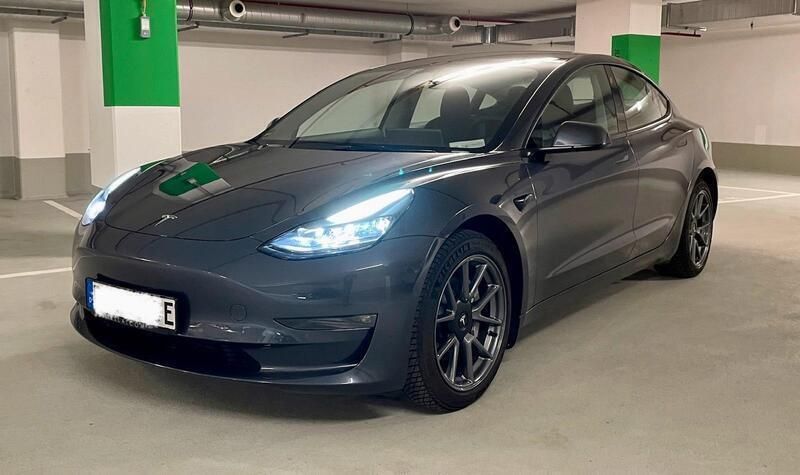 Grau Gebraucht 2022 Tesla Model 3 Long Range AWD Limousine | 36.500 € (Teuer) - Bild 1/4