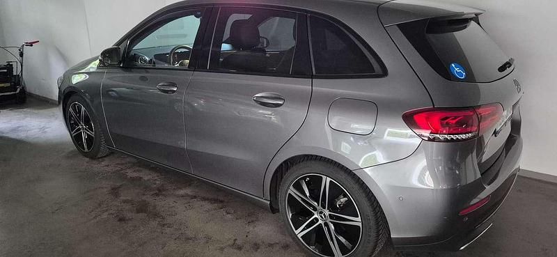 Grau Gebraucht 2022 Mercedes A180 Advanced Limousine | 23.000 € (Superpreis) - Bild 1/4
