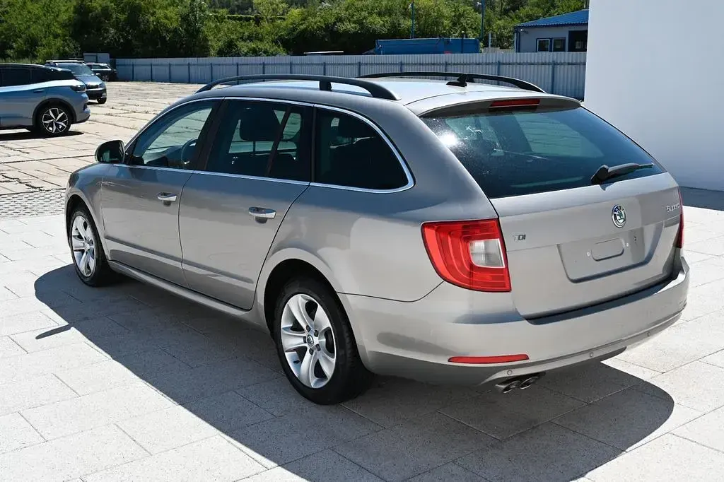 Gebraucht Skoda Superb Ambition 140 PS (102 kW) 2012 Beige Limousine