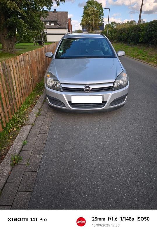 Grau Gebraucht 2004 Opel Astra Kombi | 1.100 € - Bild 1/4