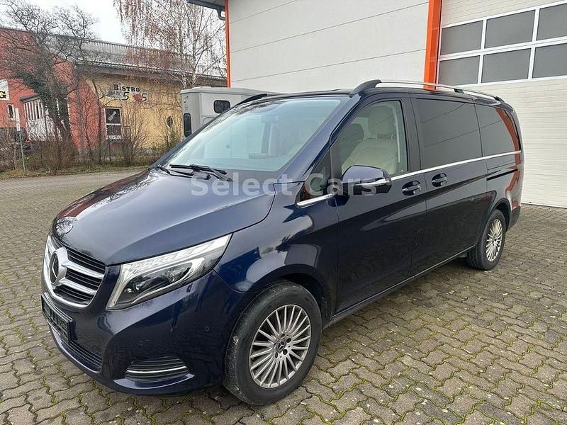 Blau Gebraucht 2018 Mercedes V250 Avantgarde Van / Kleinbus | 31.990 € (Superpreis) - Bild 1/4