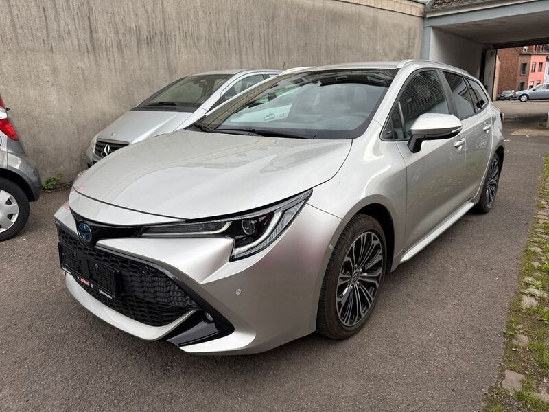Precious silver Gebraucht 2023 Toyota Corolla Team Kombi | 24.400 € (Superpreis) - Bild 1/4