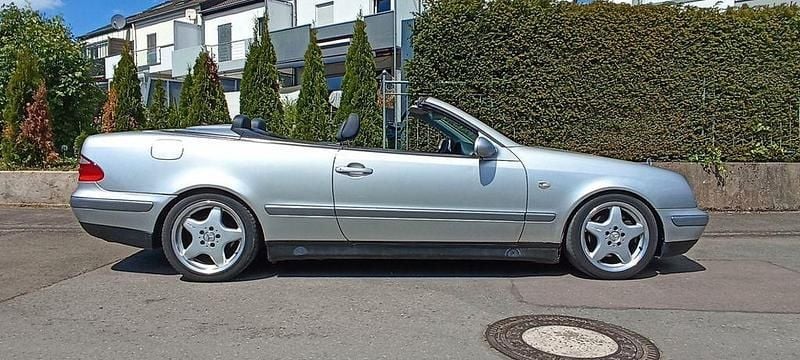 Silber Gebraucht 2000 Mercedes CLK320 Elegance Cabrio | 3.999 € (Fairer Preis) - Bild 1/4