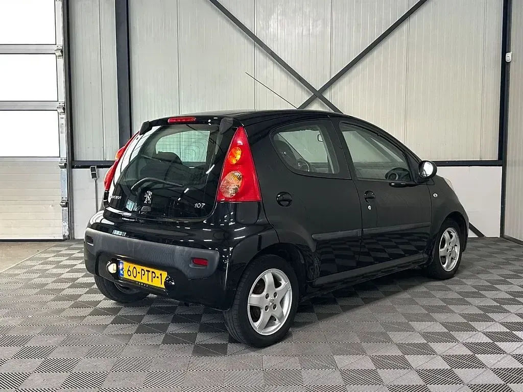 Gebraucht Peugeot 107 68 PS (50 kW) 2011 Schwarz Kleinwagen