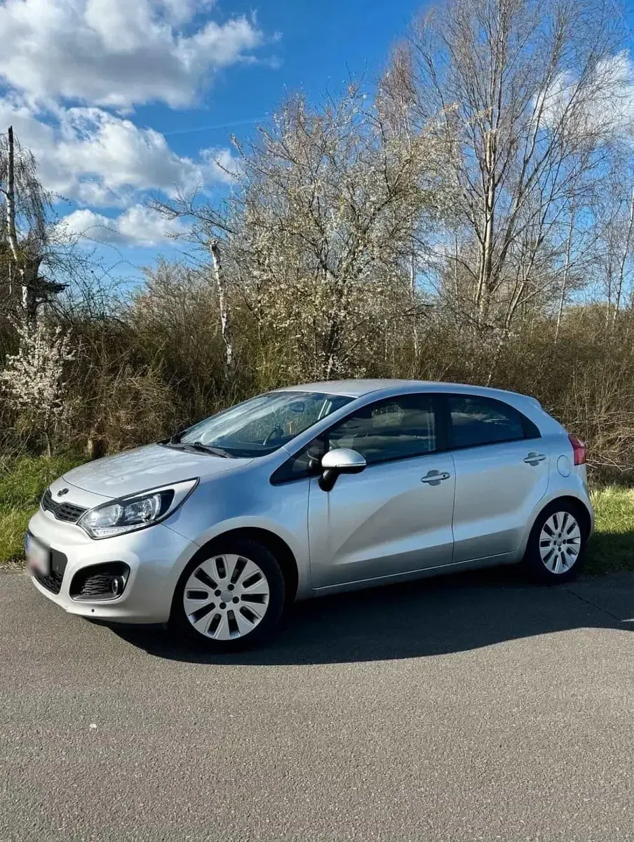Gebraucht Kia Rio 90 PS (66 kW) 2012 Silber Kleinwagen