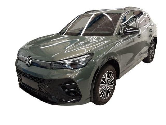 Cipressinogrün metallic Gebraucht 2024 VW Tiguan R-line SUV | 50.480 € (Superpreis) - Bild 1/4