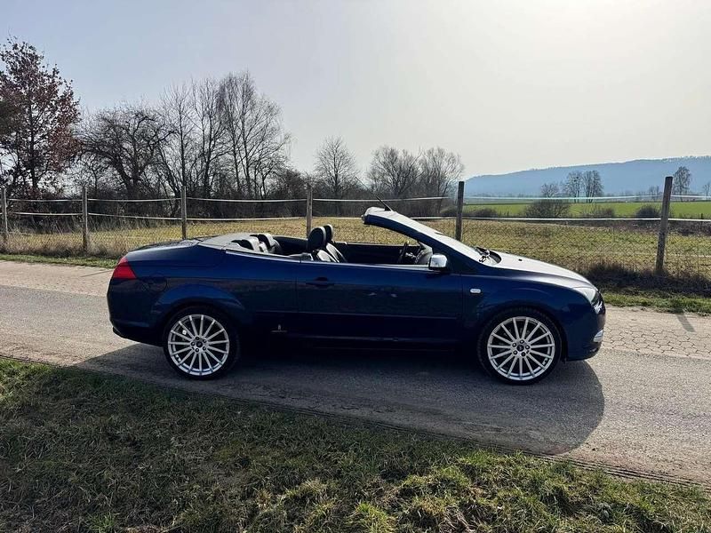 Gebraucht Ford Focus Cabriolet Titanium 145 PS (106 kW) 2007 Blau Cabrio