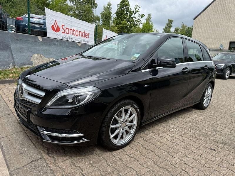 Schwarz Gebraucht 2012 Mercedes B180 Van / Kleinbus | 14.990 € (Fairer Preis) - Bild 1/4