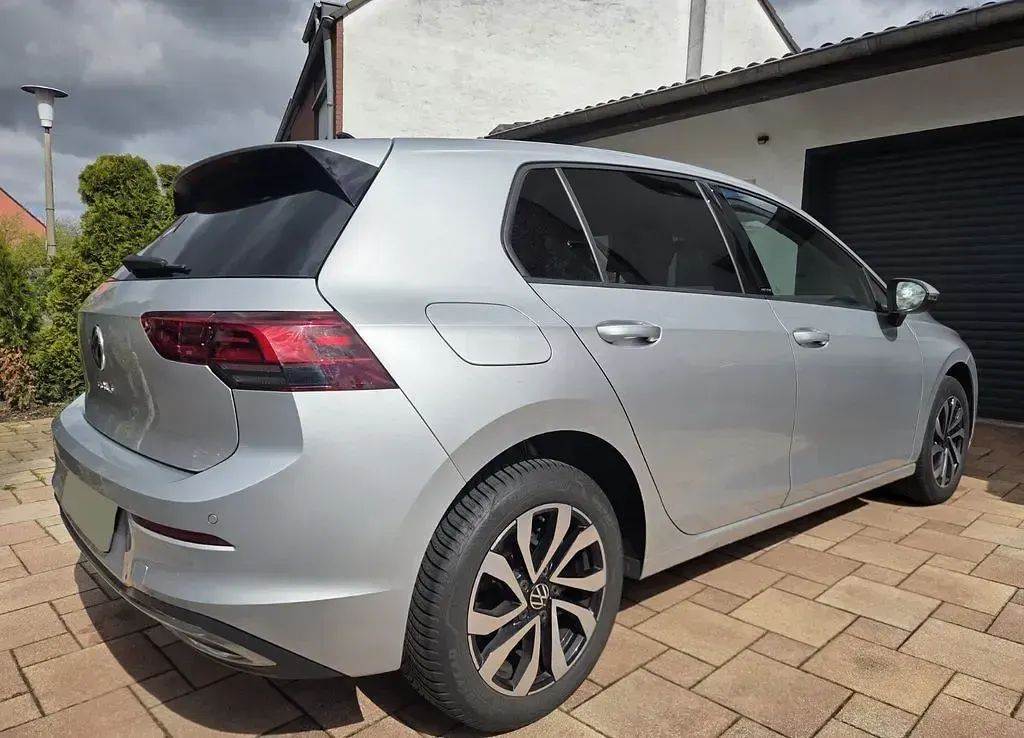 Usata VW Golf VIII Active 131 CV (96 kW) 2022 Argento Berlina