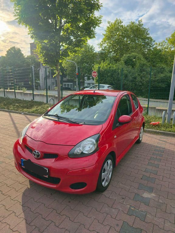 Rot Gebraucht 2011 Toyota Aygo Cool Kleinwagen | 1.750 € (Guter Preis) - Bild 1/4
