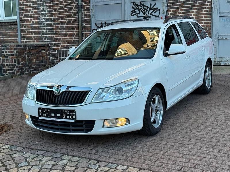 Gebraucht Skoda Octavia Elegance 105 PS (77 kW) 2012 Weiß Kombi
