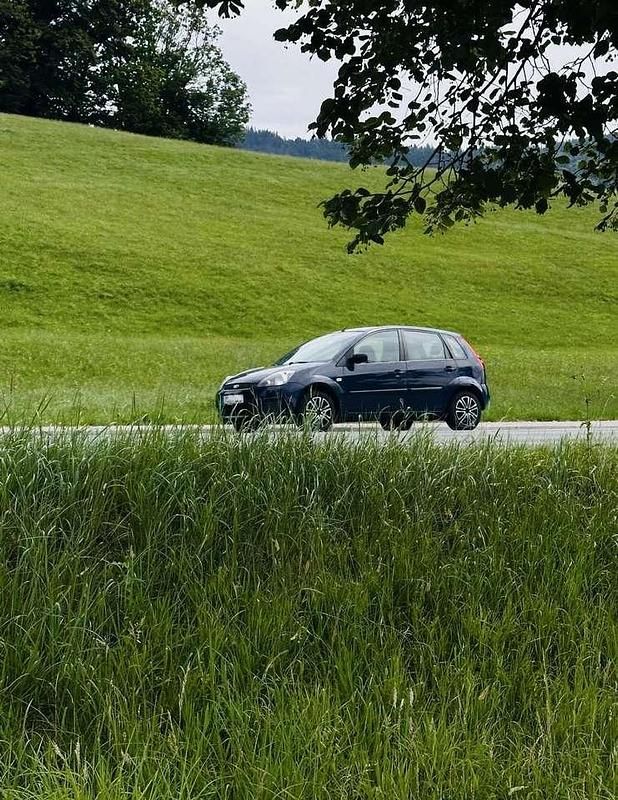 Blau Gebraucht 2008 Ford Fiesta Ambiente Kleinwagen | 2.200 € (Fairer Preis) - Bild 1/4