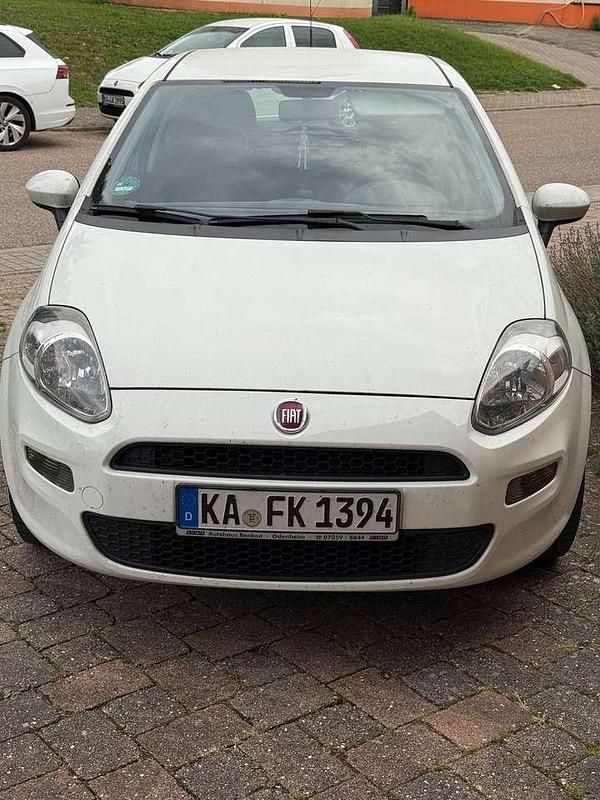 Weiß Gebraucht 2016 Fiat Punto Classica Kleinwagen | 5.499 € (Fairer Preis) - Bild 1/4