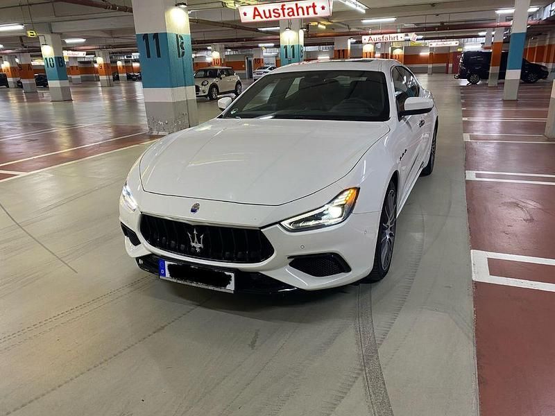 Weiß Gebraucht 2019 Maserati Ghibli Coupé | 44.000 € (Teuer) - Bild 1/4