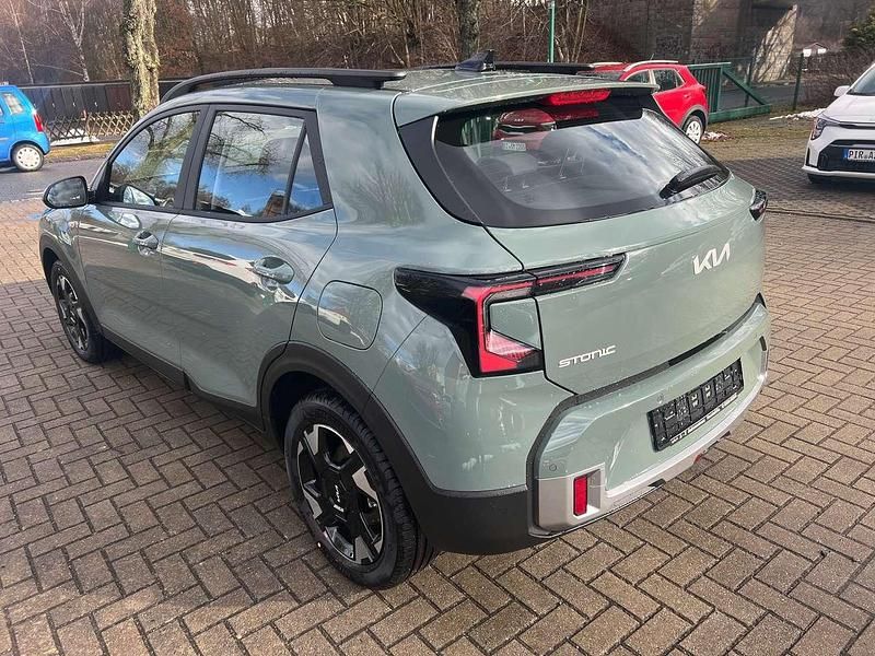 Neu Kia Stonic Vision 101 PS (74 kW) 2026 (a2g) adventurous green s SUV