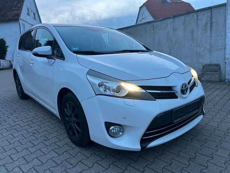 Gebraucht Toyota Verso Skyview Edition 111 PS (81 kW) 2015 Weiß Van / Kleinbus