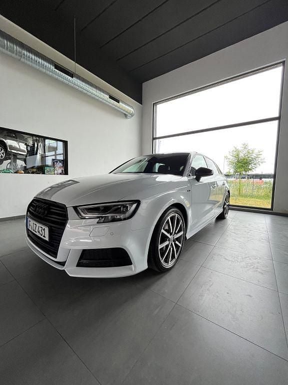 Weiß Gebraucht 2018 Audi A3 S-Line Limousine | 20.000 € (Fairer Preis) - Bild 1/4
